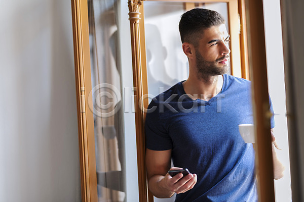 20대 남자 사람 서양인 성인 성인남자한명만 한명 JPG 앞모습 포토 들기 상반신 실내 응시 창가 창문 창밖 커피잔 핸드폰
