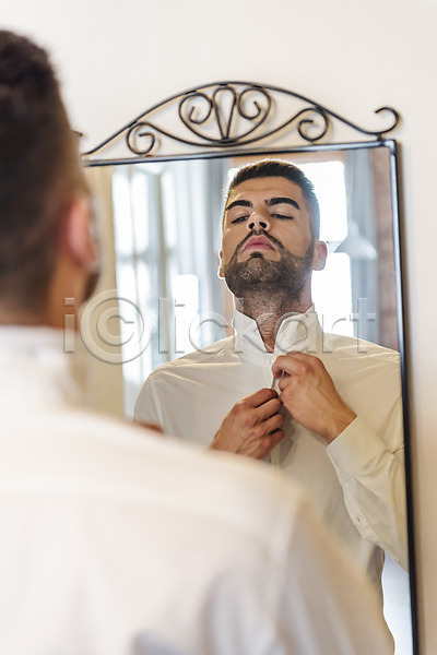 20대 남자 사람 서양인 성인 성인남자한명만 한명 JPG 뒷모습 포토 거울 반사 상반신 실내 옷입기 와이셔츠 응시 출근준비