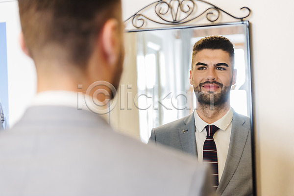 20대 남자 사람 서양인 성인 성인남자한명만 한명 JPG 뒷모습 포토 거울 넥타이 미소(표정) 반사 상반신 실내 응시 정장 출근준비