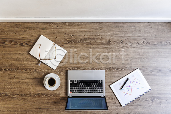 사람없음 JPG 포토 하이앵글 공책 그래프 노트북 마루(인테리어) 목재 문서 비즈니스 실내 안경 주간 커피잔 펜