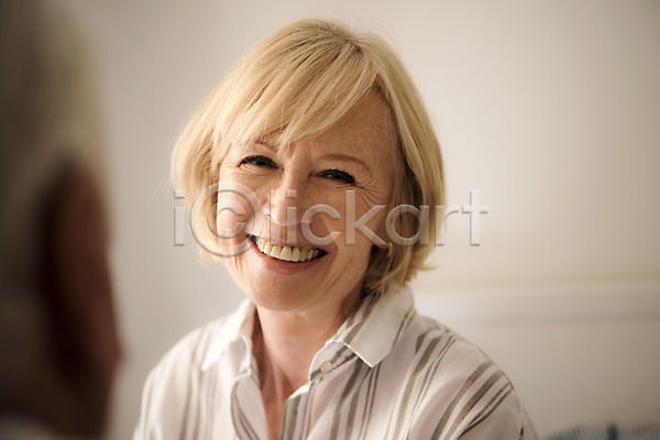 70대 노년 노인여자한명만 사람 서양인 여자 한명 JPG 근접촬영 앞모습 포토 미소(표정) 상반신 실내 실버라이프 응시 주간 주름 침대 침실