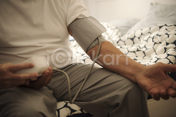 70대 남자 노년 노인남자한명만 사람 서양인 한명 JPG 근접촬영 앞모습 포토 상반신 실내 앉기 주간 침대 침실 혈압 혈압계