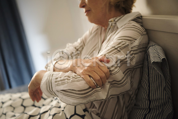 70대 노년 노인여자한명만 사람 서양인 여자 한명 JPG 옆모습 포토 기댐 목통증 상반신 실내 실버라이프 앉기 잡기 주간 침대 침실 커튼 팔꿈치