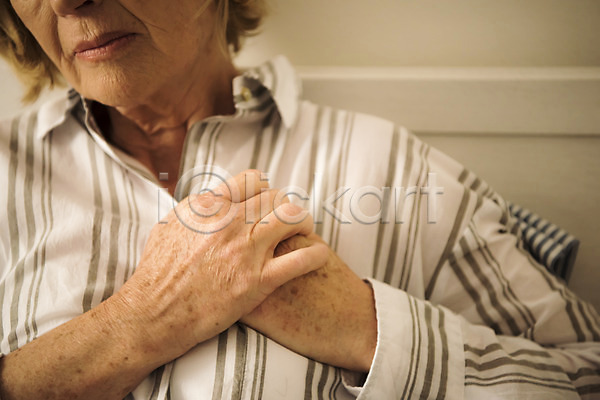고통 70대 노년 노인여자한명만 사람 서양인 여자 한명 JPG 근접촬영 앞모습 포토 가슴 가슴통증 상반신 실내 실버라이프 잡기