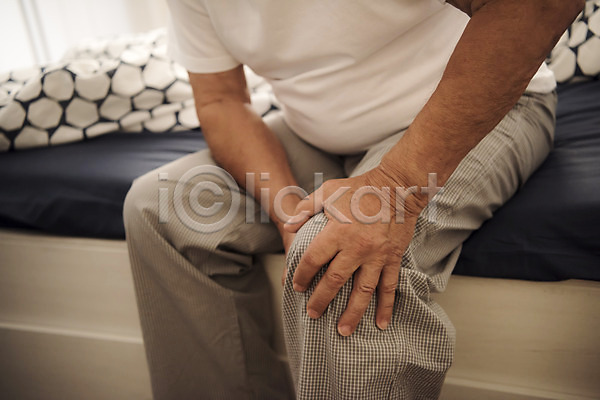 70대 남자 노년 노인남자한명만 사람 서양인 신체부위 한명 JPG 근접촬영 앞모습 포토 관절염 무릎통증 상반신 실버라이프 앉기 양손 침대 침실