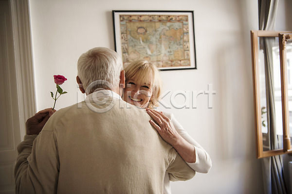70대 남자 노년 두명 사람 서양인 여자 JPG 뒷모습 앞모습 포토 꽃 노부부 들기 미소(표정) 상반신 실내 실버라이프 액자 주간 창가 춤