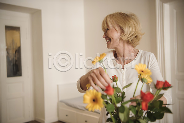 70대 노년 노인여자한명만 사람 서양인 여자 한명 JPG 앞모습 포토 꽃꽂이 꽃병 미소(표정) 방문 상반신 소파 실내 실버라이프 응시 주간