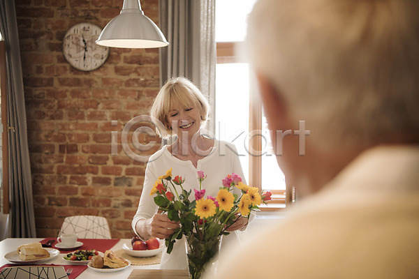 70대 남자 노년 두명 사람 서양인 여자 JPG 뒷모습 앞모습 포토 꽂음 꽃 꽃병 미소(표정) 상반신 식탁 실내 실버라이프 응시 주간