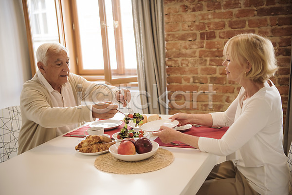 70대 남자 노년 두명 사람 서양인 여자 JPG 옆모습 포토 과일 노부부 들기 벽돌 빵 상반신 샐러드 식사 실내 실버라이프 앉기 접시 주간 창가 커튼