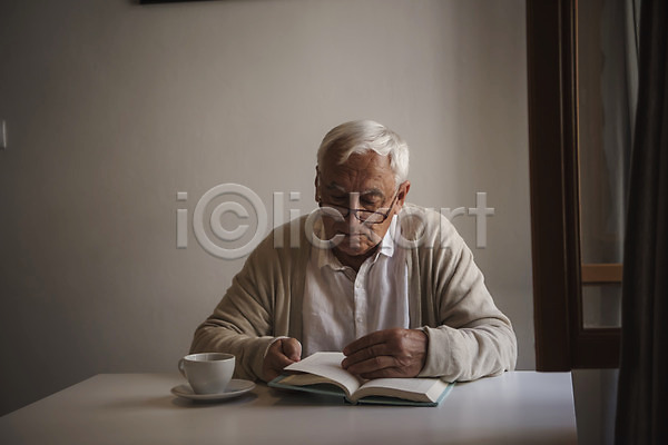 집중 70대 남자 노년 노인남자한명만 사람 서양인 한명 JPG 앞모습 포토 독서 상반신 실내 실버라이프 응시 주간 창가 책 커튼 커피잔 탁자