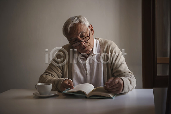 집중 70대 남자 노년 노인남자한명만 사람 서양인 한명 JPG 앞모습 포토 독서 상반신 실내 실버라이프 응시 주간 창가 책 커피잔 탁자