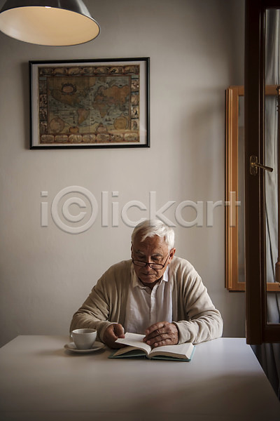 70대 남자 노년 노인남자한명만 사람 서양인 한명 JPG 앞모습 포토 독서 상반신 실내 실버라이프 액자 응시 주간 창가 책 커튼 커피잔