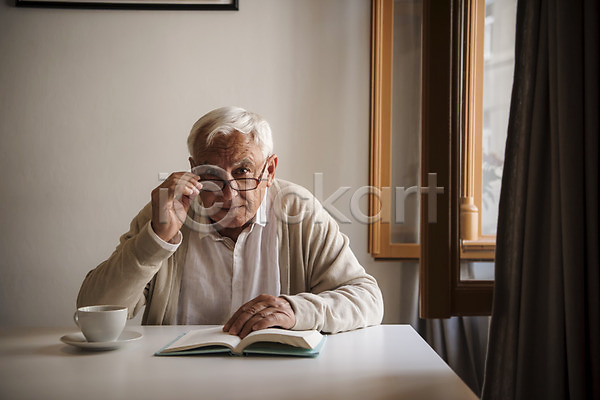 70대 남자 노년 노인남자한명만 사람 서양인 한명 JPG 앞모습 포토 독서 상반신 실내 실버라이프 안경낌 응시 잡기 주간 창가 책 커튼 커피잔 탁자