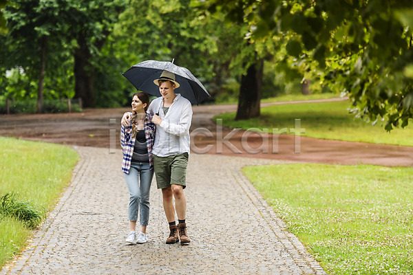 산책 20대 남자 두명 사람 서양인 성인 여자 JPG 앞모습 포토 걷기 공원 나무 데이트 들기 비(날씨) 산책로 어깨에손 우산 응시 잔디 전신 커플