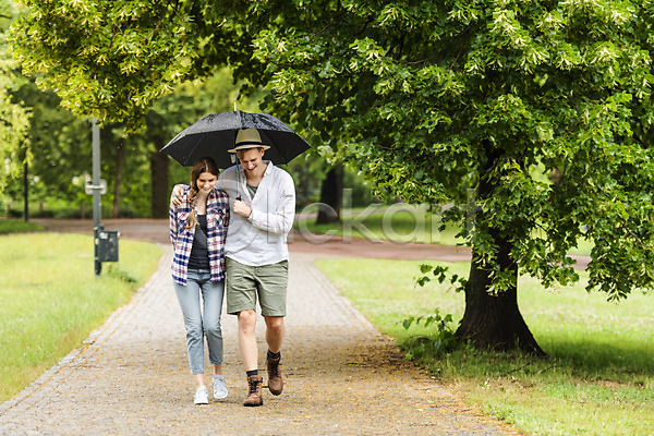 산책 20대 남자 두명 사람 서양인 성인 여자 JPG 앞모습 포토 걷기 공원 나무 데이트 들기 비(날씨) 산책로 어깨에손 오솔길 우산 잔디 전신 커플