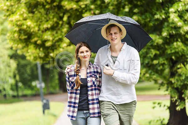20대 남자 두명 사람 서양인 성인 여자 JPG 앞모습 포토 나무 데이트 들기 미소(표정) 비(날씨) 산책로 상반신 어깨에손 오솔길 우산 응시 잔디 커플