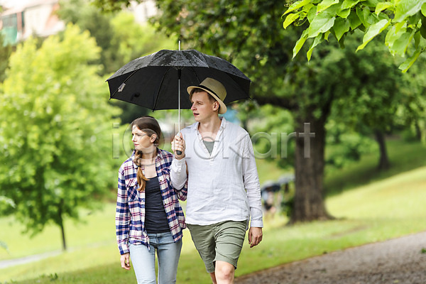 산책 20대 남자 두명 사람 서양인 성인 여자 JPG 앞모습 포토 걷기 공원 나무 데이트 들기 비(날씨) 상반신 우산 응시 잔디 커플