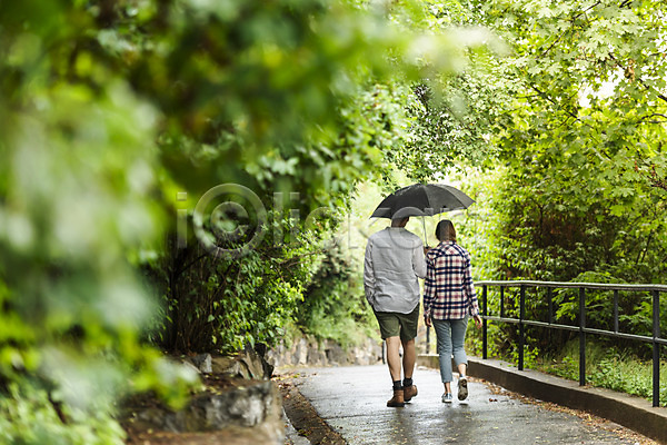 산책 20대 남자 두명 사람 서양인 성인 여자 JPG 뒷모습 포토 걷기 공원 나무 난간 데이트 들기 비(날씨) 산책로 우산 전신 커플