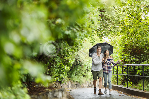 산책 20대 남자 두명 사람 서양인 성인 여자 JPG 앞모습 포토 걷기 공원 나무 데이트 들기 미소(표정) 비(날씨) 산책로 손내밀기 어깨에손 우산 응시 전신 커플