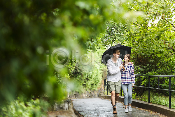 산책 20대 남자 두명 사람 서양인 성인 여자 JPG 앞모습 포토 공원 나무 데이트 들기 비(날씨) 산책로 어깨에손 우산 전신 커플