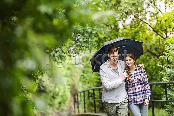 산책 20대 남자 두명 사람 서양인 성인 여자 JPG 앞모습 포토 공원 나뭇잎 데이트 들기 미소(표정) 비(날씨) 상반신 어깨에손 우산 커플
