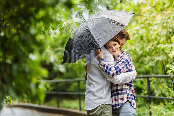 사랑 20대 남자 두명 사람 서양인 성인 여자 JPG 옆모습 포토 공원 나무 난간 데이트 들기 미소(표정) 비(날씨) 상반신 안기 우산 응시 커플
