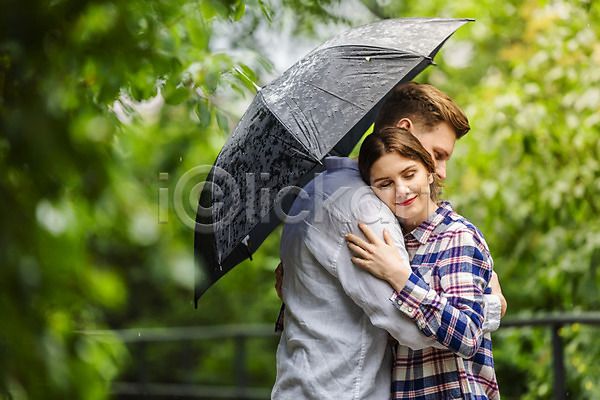 사랑 20대 남자 두명 사람 서양인 성인 여자 JPG 옆모습 포토 공원 나무 눈감음 데이트 들기 미소(표정) 비(날씨) 상반신 안기 우산 커플