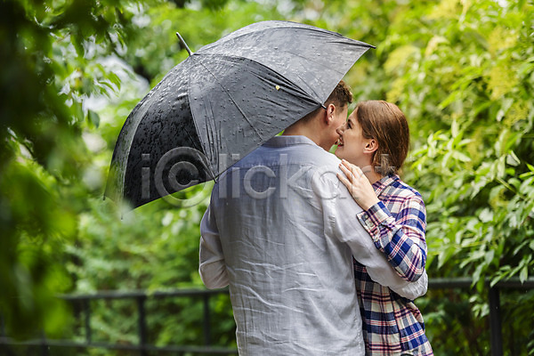 20대 남자 두명 사람 서양인 성인 여자 JPG 뒷모습 옆모습 포토 공원 나무 나뭇잎 데이트 들기 미소(표정) 비(날씨) 상반신 안기 우산 커플