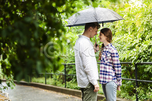 20대 남자 두명 사람 서양인 성인 여자 JPG 옆모습 포토 공원 나무 데이트 들기 마주보기 미소(표정) 비(날씨) 산책로 상반신 우산 응시 커플