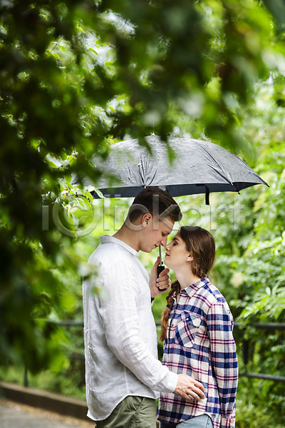 20대 남자 두명 사람 서양인 성인 여자 JPG 옆모습 포토 공원길 나무 눈감음 데이트 들기 마주보기 비(날씨) 상반신 우산 커플