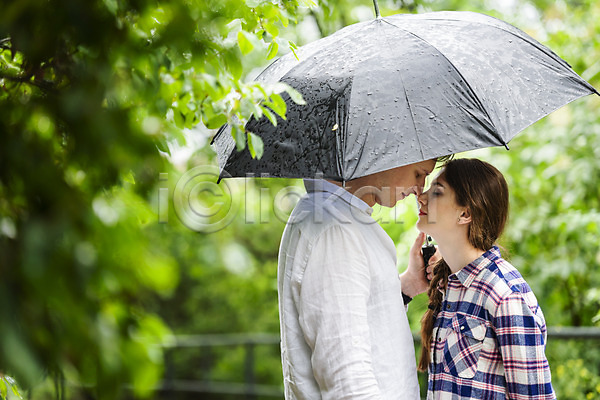 20대 남자 두명 사람 서양인 성인 여자 JPG 옆모습 포토 공원 나뭇잎 데이트 들기 마주보기 비(날씨) 빗방울 상반신 우산 커플