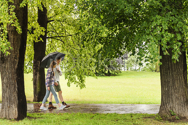 산책 20대 남자 두명 사람 서양인 성인 여자 JPG 옆모습 포토 공원 나무 데이트 들기 비(날씨) 산책로 손잡기 우산 응시 잔디 전신 커플