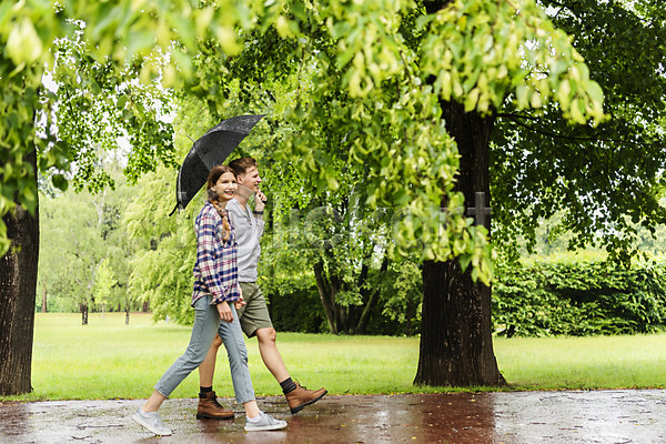 산책 20대 남자 두명 사람 서양인 성인 여자 JPG 옆모습 포토 공원 나무 데이트 들기 미소(표정) 비(날씨) 산책로 우산 응시 잔디 전신 커플