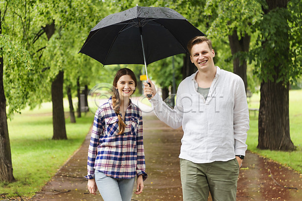 산책 20대 남자 두명 사람 서양인 성인 여자 JPG 앞모습 포토 공원 나무 데이트 들기 미소(표정) 비(날씨) 산책로 상반신 우산 응시 잔디 커플