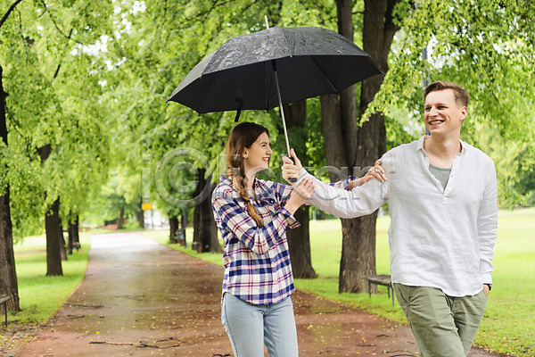 행복 20대 남자 두명 사람 서양인 성인 여자 JPG 앞모습 포토 공원 나무 데이트 벤치 비(날씨) 산책로 상반신 우산 웃음 잔디 잡기 장난 커플