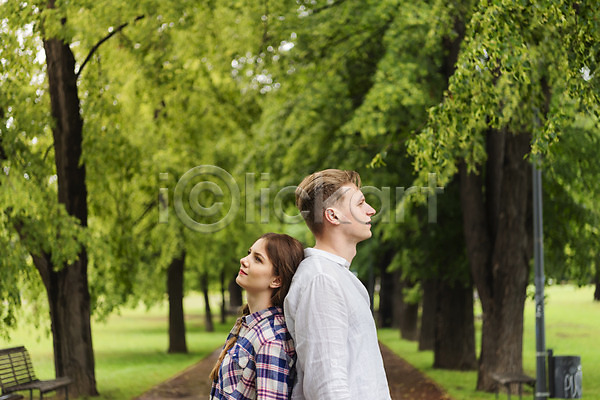 20대 남자 두명 사람 서양인 성인 여자 JPG 옆모습 포토 가로등 공원 나무 데이트 등맞대기 벤치 비(날씨) 산책로 상반신 서기 쓰레기통 응시 커플