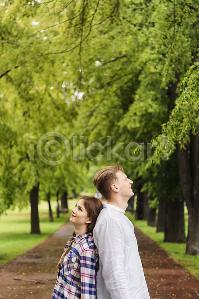 20대 남자 두명 사람 서양인 성인 여자 JPG 옆모습 포토 공원 공원길 나무 데이트 등맞대기 미소(표정) 비(날씨) 산책로 상반신 서기 응시 커플