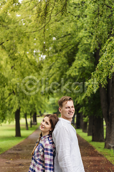 20대 남자 두명 사람 서양인 성인 여자 JPG 옆모습 포토 공원길 나무 데이트 등맞대기 미소(표정) 비(날씨) 산책로 상반신 응시 잔디 커플
