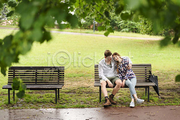 사랑 20대 남자 두명 사람 서양인 성인 여자 JPG 앞모습 포토 공원 기댐 나무 나뭇잎 데이트 미소(표정) 벤치 비(날씨) 안기 앉기 어깨에손 우산 잔디 전신 커플