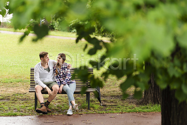 20대 남자 두명 사람 서양인 성인 여자 JPG 앞모습 포토 공원 나무 나뭇잎 데이트 마주보기 벤치 비(날씨) 앉기 어깨에손 우산 응시 잔디 전신 커플
