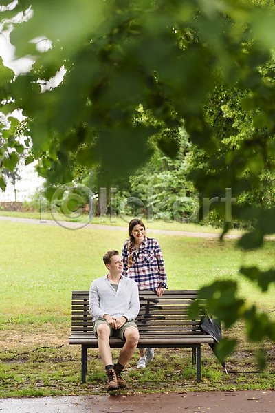 20대 남자 두명 사람 서양인 성인 여자 JPG 앞모습 포토 공원 나무 나뭇잎 데이트 미소(표정) 벤치 비(날씨) 서기 앉기 우산 응시 잔디 전신 커플