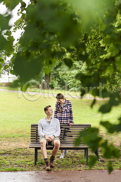 사랑 20대 남자 두명 사람 서양인 성인 여자 JPG 앞모습 포토 공원 나무 데이트 미소(표정) 벤치 비(날씨) 서기 앉기 응시 잔디 전신 커플