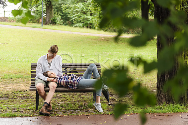 사랑 20대 남자 두명 사람 서양인 성인 여자 JPG 앞모습 옆모습 포토 공원 나무 나뭇가지 눕기 데이트 미소(표정) 벤치 비(날씨) 앉기 우산 응시 잔디 전신 커플