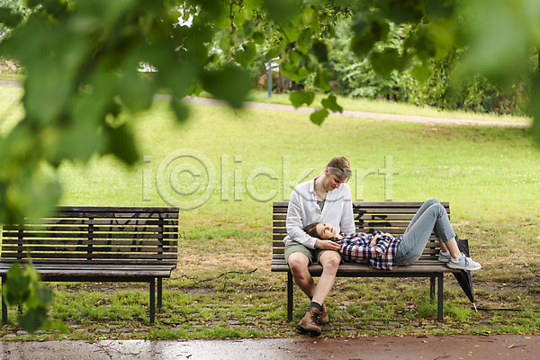사랑 20대 남자 두명 사람 서양인 성인 여자 JPG 앞모습 옆모습 포토 공원 나뭇가지 눕기 데이트 미소(표정) 벤치 비(날씨) 앉기 응시 잔디 전신 커플
