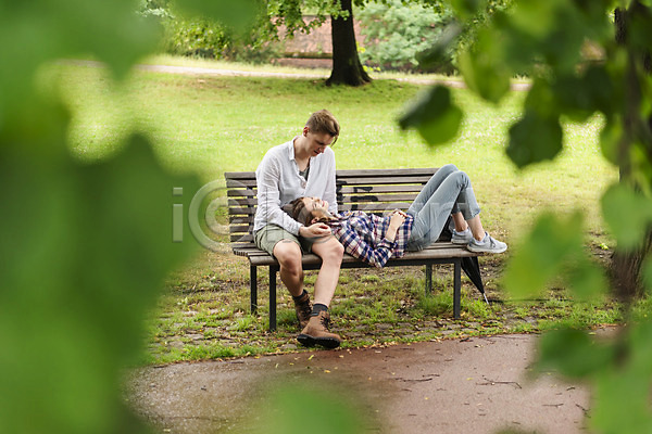 사랑 20대 남자 두명 사람 서양인 성인 여자 JPG 앞모습 옆모습 포토 공원 나뭇잎 데이트 무릎베개 미소(표정) 벤치 비(날씨) 앉기 응시 전신 커플