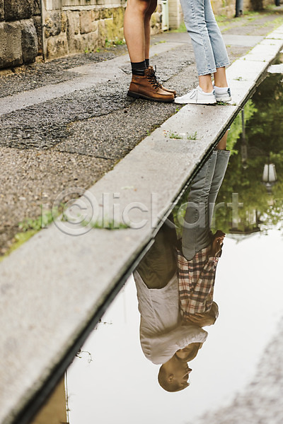 사랑 20대 남자 두명 사람 서양인 성인 여자 JPG 옆모습 포토 데이트 반사 보행로 비(날씨) 안기 웅덩이 커플 풀잎 하반신