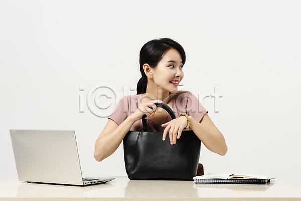 즐거움 30대 사람 성인 성인여자한명만 여자 한국인 한명 JPG 앞모습 포토 가방 기다림 노트북 눈치 문서 미소(표정) 비즈니스 비즈니스우먼 사무실 상반신 스튜디오촬영 실내 앉기 응시 정장 책상 퇴근 펜