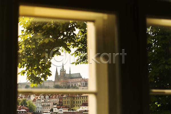 사람없음 JPG 포토 나뭇가지 도시풍경 성 유럽풍경 주간 주택 창문 체코 풍경(경치) 프라하 해외풍경