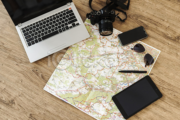 사람없음 JPG 포토 하이앵글 노트북 마루(인테리어) 선글라스 스마트폰 실내 여행 오브젝트 준비물 지도 카메라 태블릿 펜