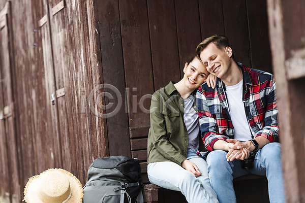 20대 남자 두명 사람 서양인 성인 성인만 여자 JPG 앞모습 포토 기다림 기댐 기차역 대합실 루지네역 미소(표정) 배낭 배낭여행 상반신 앉기 야외 여행 응시 주간 챙모자 커플 프라하